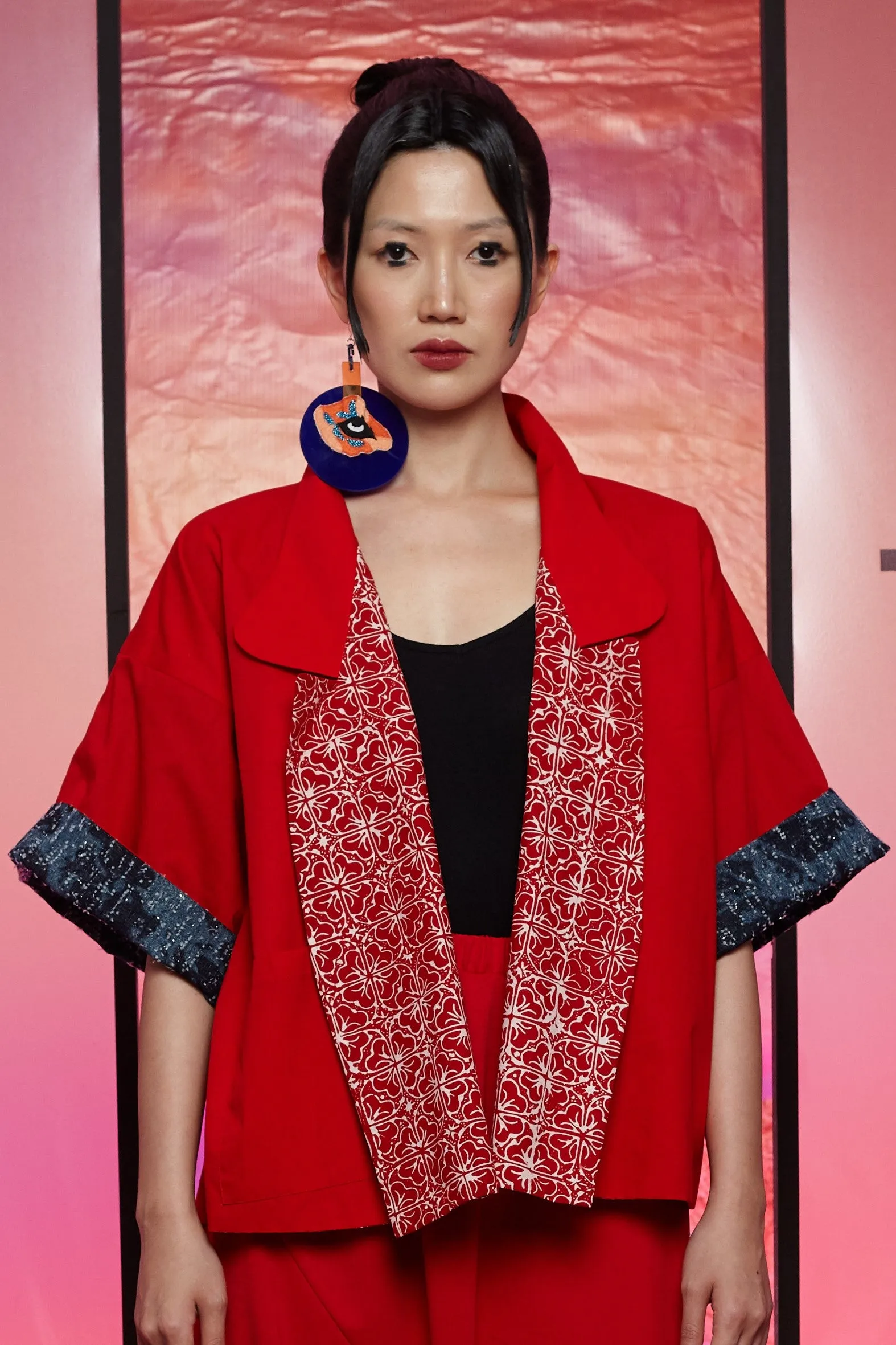 DENIM AND RED FLORAL TILES BATIK WITH REVERSIBLE RED COTTON - REVERSIBLE BOXY JACKET WITH LAPEL - RED